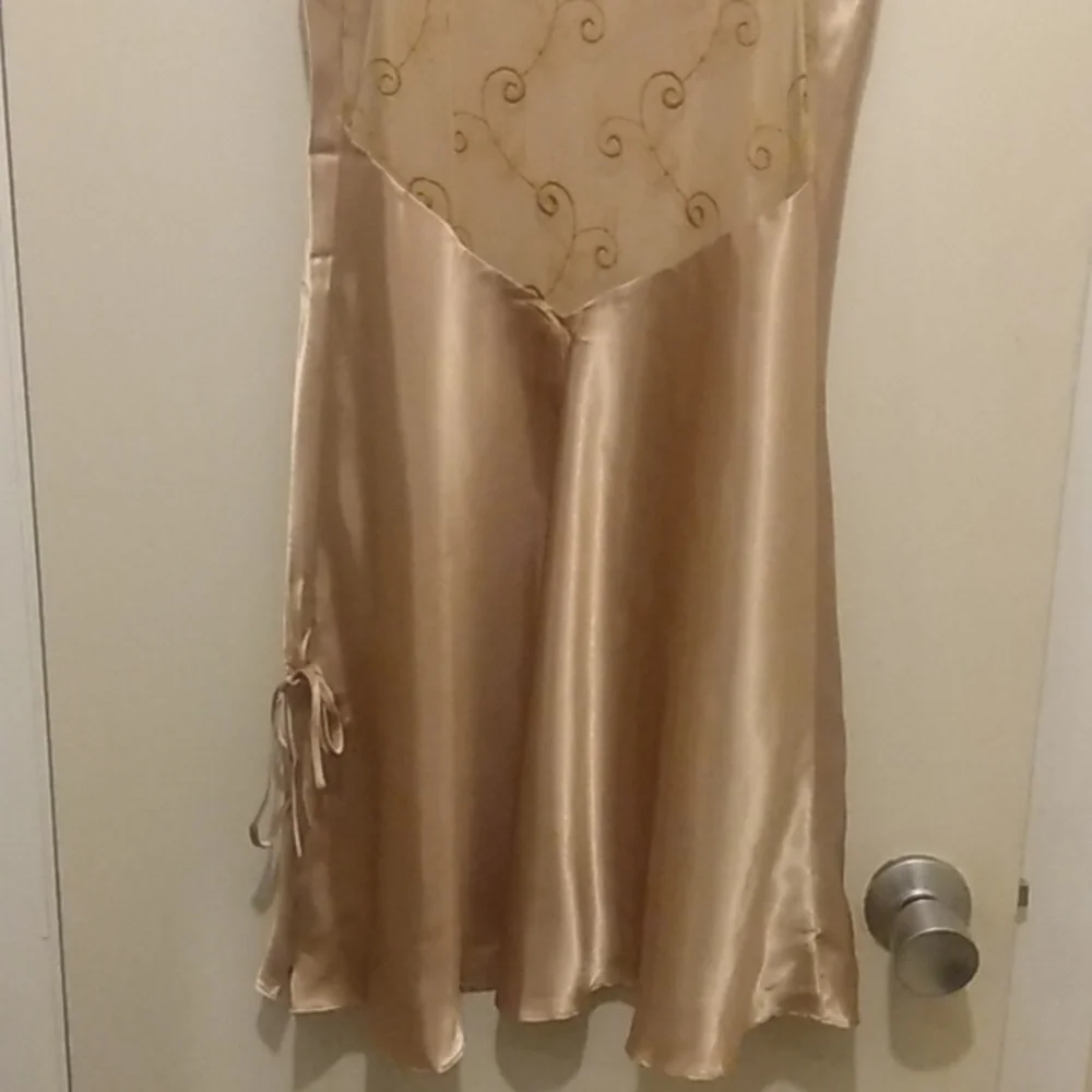 Ladies Medium Polyester V Neck Nightdress with Lace Design and Side Split. NWOT